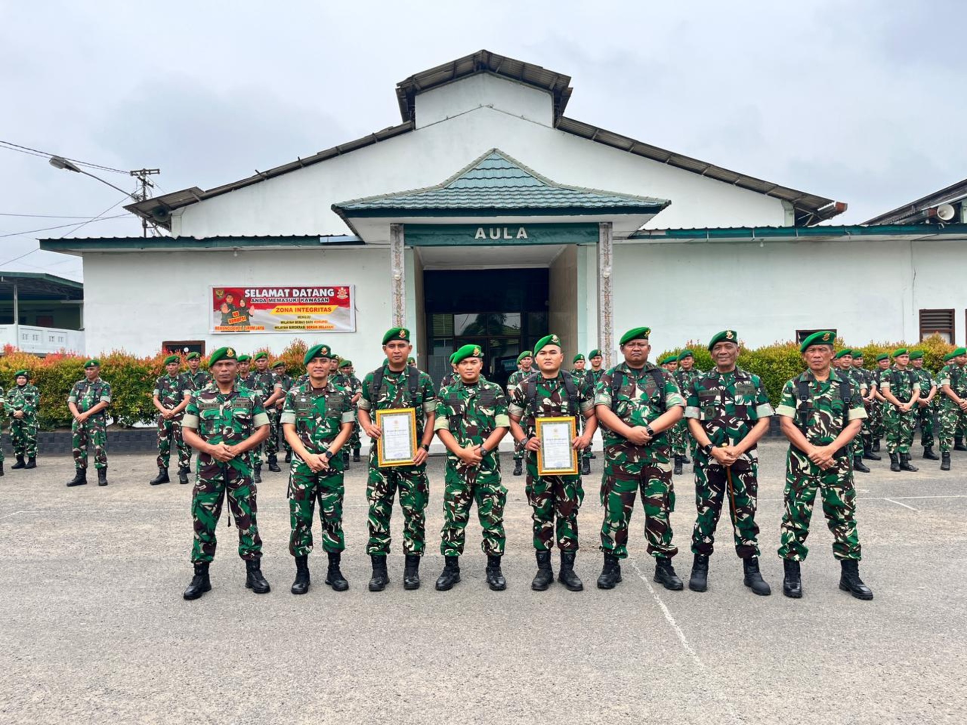 TOTALITAS DALAM DEDIKASI : KABEKANGDAM II/SRIWIJAYA MEMBERIKAN PIAGAM PENGHARGAAN KEPADA PRAJURIT BERPRESTASI