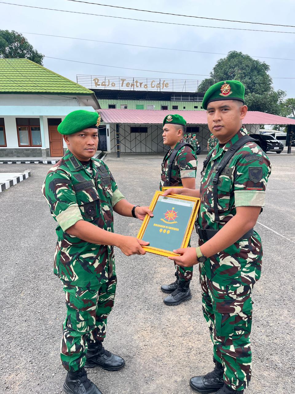 KEMANUNGGALAN DENGAN RAKYAT : KABEKANGDAM II/SRIWIJAYA MEMBERIKAN PIAGAM PENGHARGAAN KEPADA PRAJURIT YANG TELAH SELESAI MELAKSANAKAN SATGAS GULBENCAL WILAYAH SUMATERA
